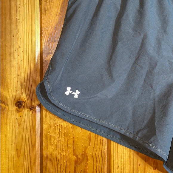 Under armor women’s gray shorts light weight athleisure workout activewear SM/XS - Picture 3 of 6